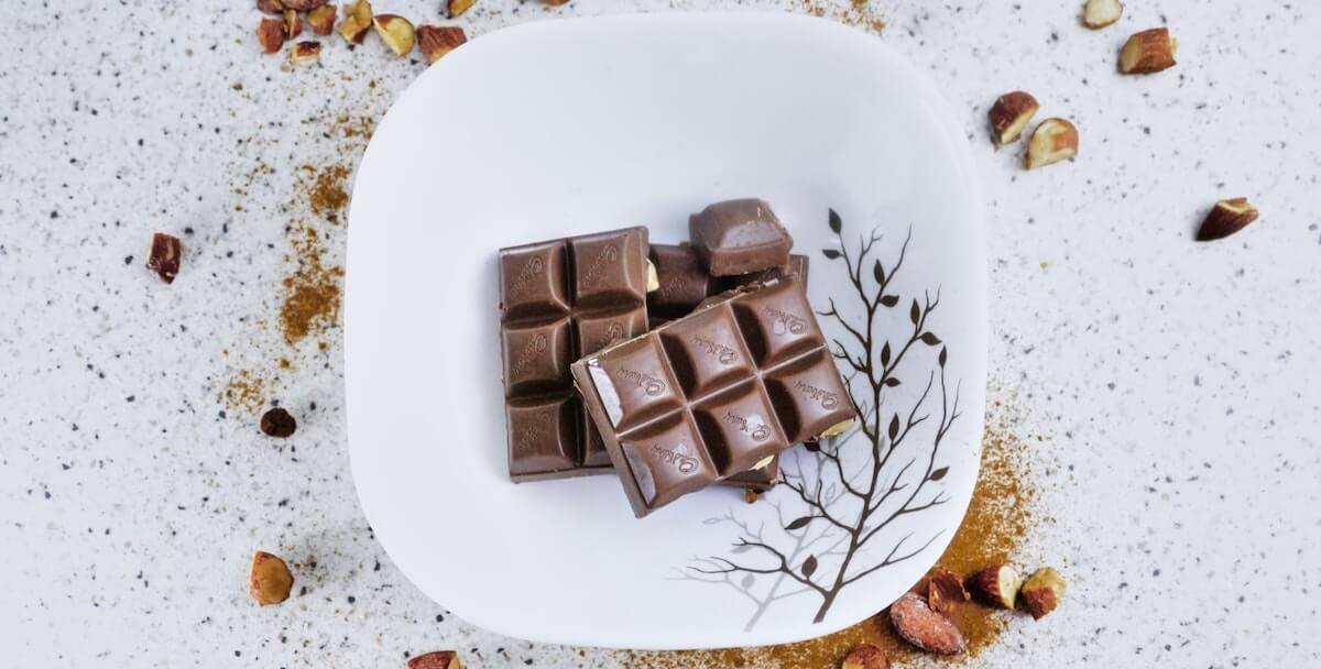 Barres de chocolat sur une assiette